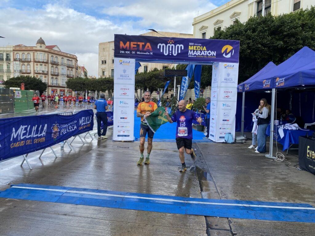 Corredores cruzando la meta en la Media Maratón de Melilla