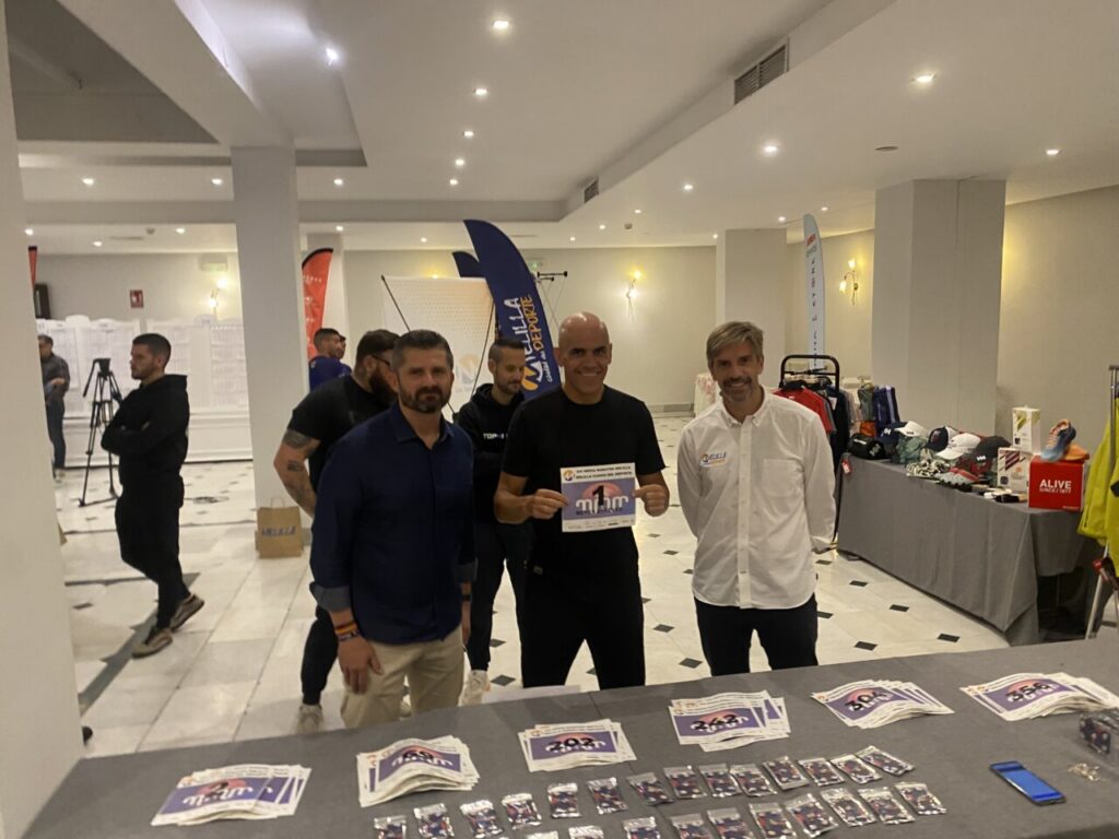 Reyes Estévez sosteniendo un cartel de la Media Maratón Ciudad de Melilla