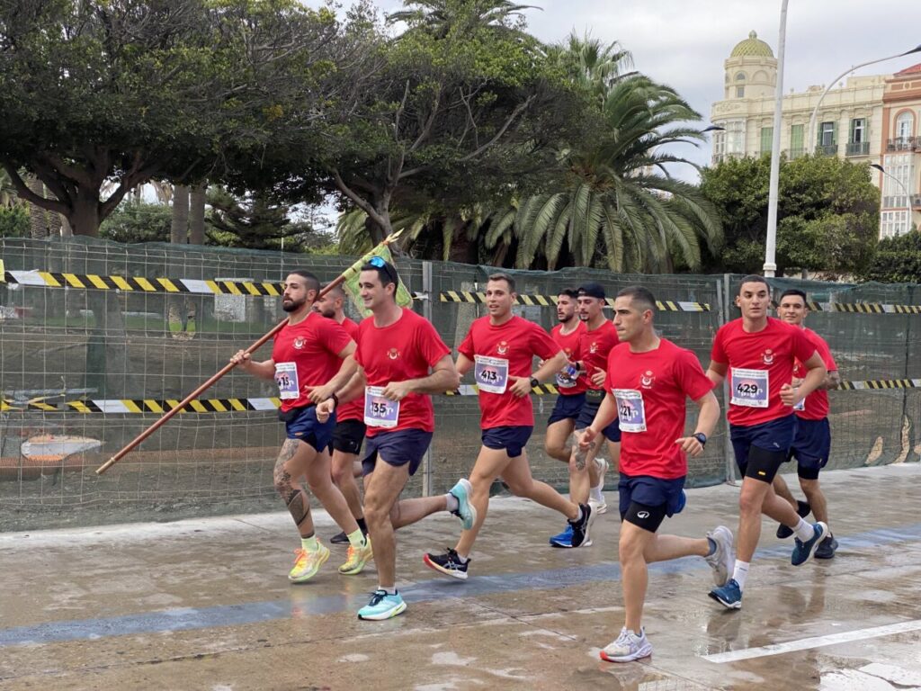 Corredores en la Media Maratón de Melilla bajo la lluvia