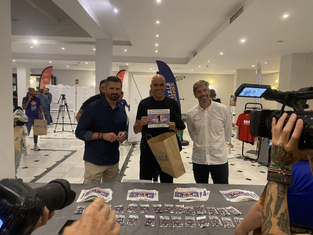 Reyes Estévez recibiendo su dorsal en la Media Maratón de Melilla