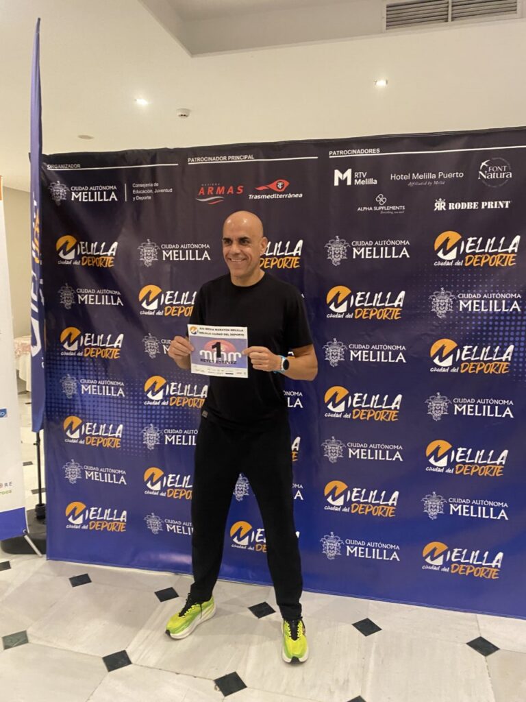 Reyes Estévez sosteniendo su dorsal en la Media Maratón de Melilla