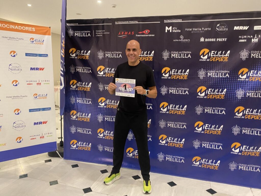 Reyes Estévez posando con dorsal en evento deportivo en Melilla
