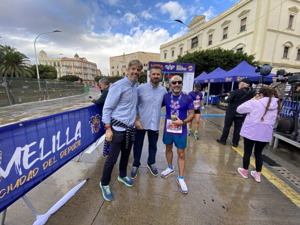 Atletas y organizadores en la Media Maratón de Melilla 2025