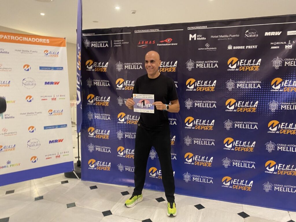 Atleta Reyes Estévez sosteniendo su dorsal en Melilla