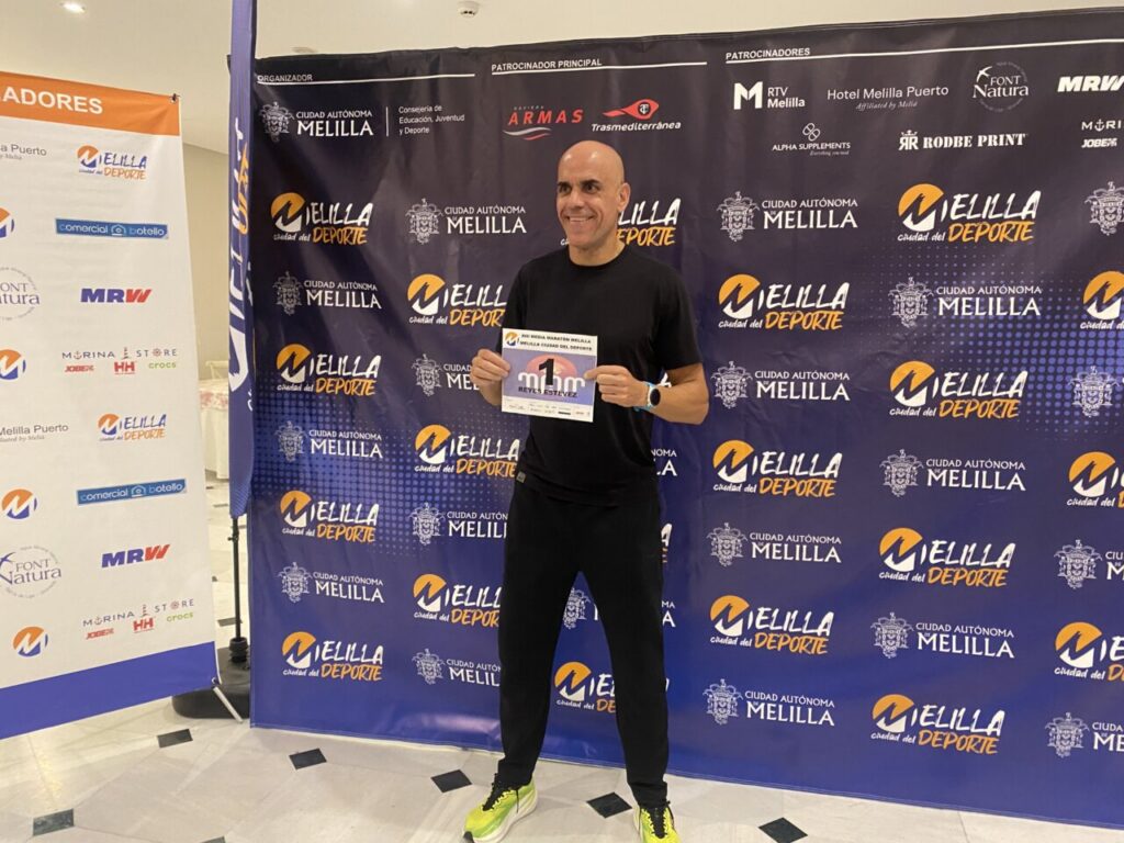 Reyes Estévez posando con dorsal en evento deportivo en Melilla