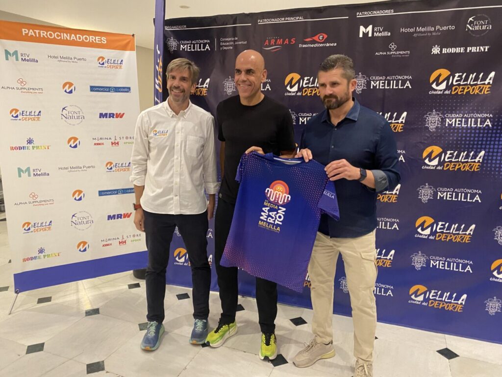 Reyes Estévez con patrocinadores en la presentación de la media maratón.