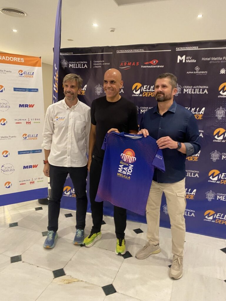 Reyes Estévez con organizadores en la presentación de la Media Maratón de Melilla