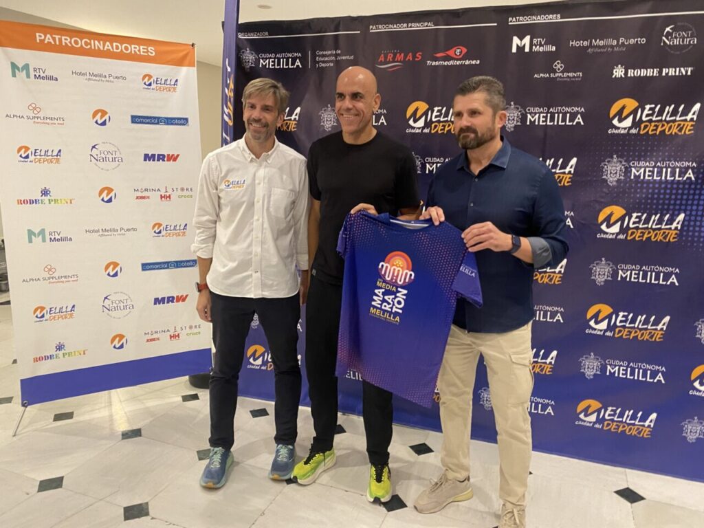 Reyes Estévez con patrocinadores en la presentación de la Media Maratón de Melilla