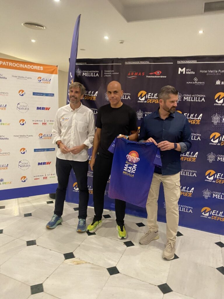 Reyes Estévez con patrocinadores en la Media Maratón Ciudad de Melilla