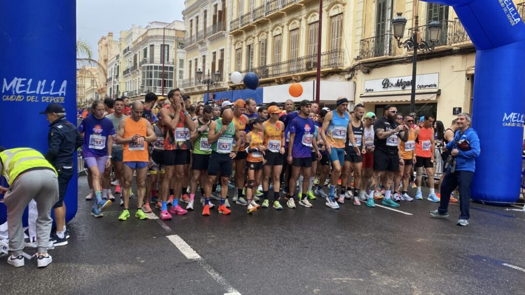 Corredores listos para iniciar la Media Maratón de Melilla bajo la lluvia
