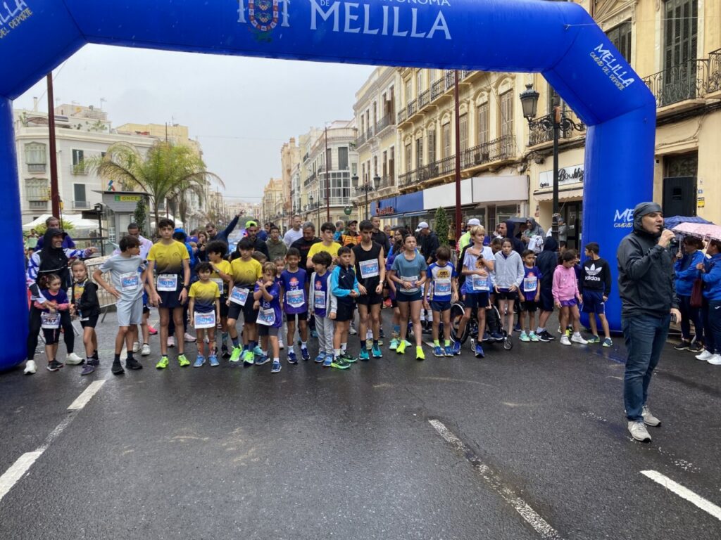 Atletas listos para comenzar la Media Maratón de Melilla bajo la lluvia.