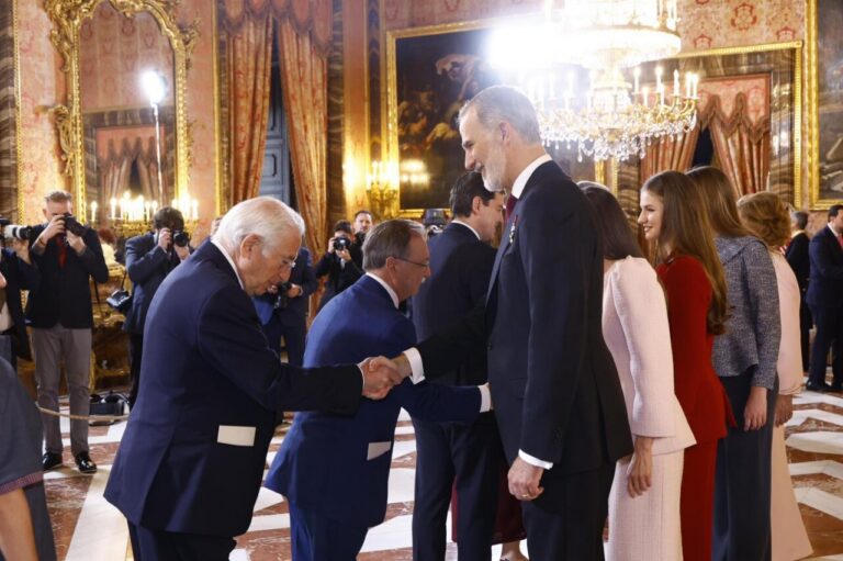 Juan José Imbroda saludando a la Familia Real en el Palacio Real