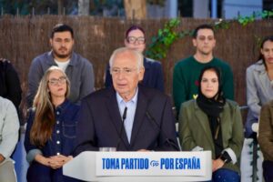Juan José Imbroda hablando en un evento público sobre mascarillas