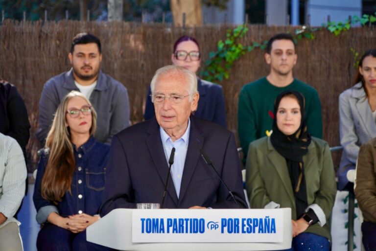 Juan José Imbroda hablando en un evento público sobre mascarillas