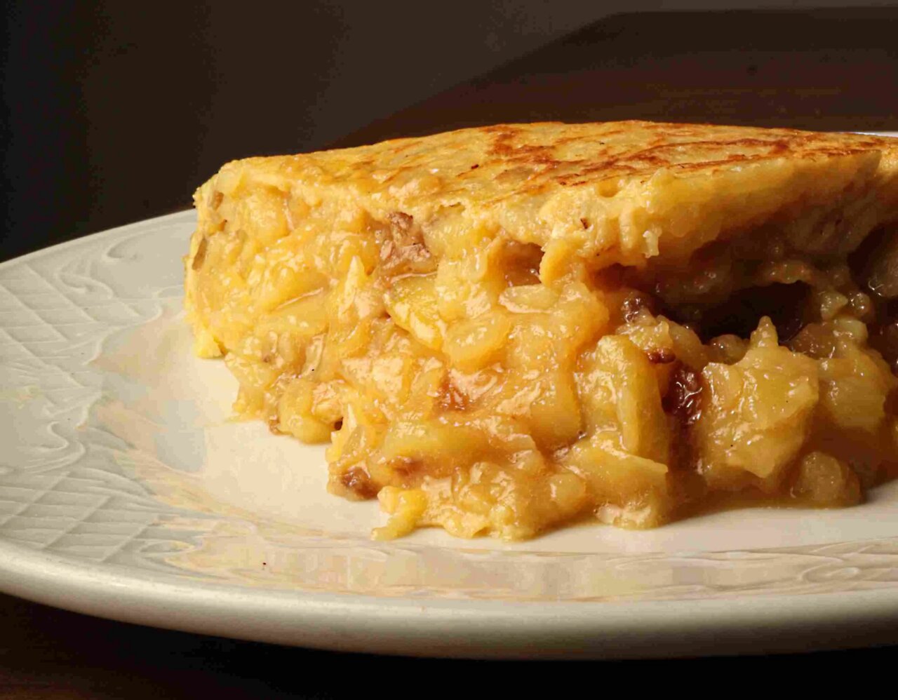 Tortilla de patatas servida en un plato blanco