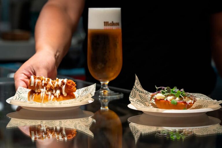 Plato de comida gourmet y cerveza en Bernabéu Market