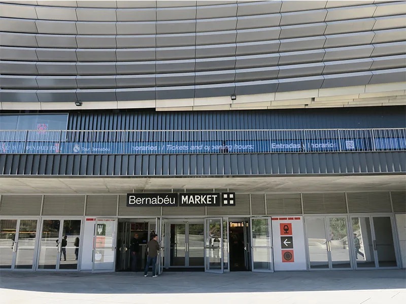 Fachada del Bernabéu Market en el estadio del Real Madrid