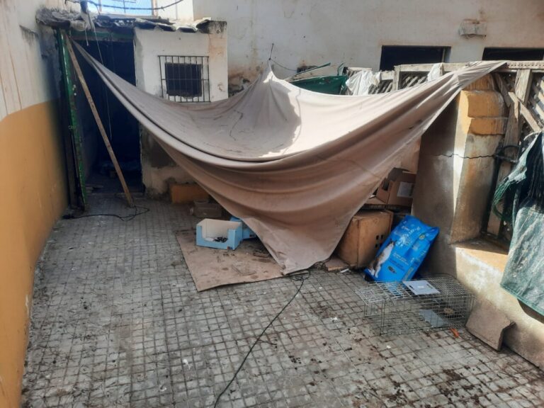 Área del parque Lobera con residuos y una lona colgante