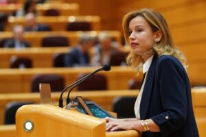 Isabel Moreno del PP hablando en el Senado sobre desempleo en Melilla