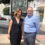 Isabel Moreno y un hombre posando frente a un monumento en la calle.