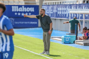 Entrenador Javi Motos dando instrucciones durante un partido de fútbol