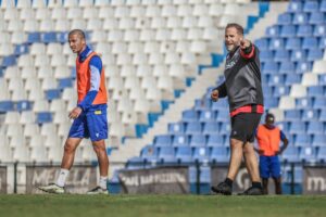 Javi Motos dirigiendo un entrenamiento de la U.D. Melilla en el campo.