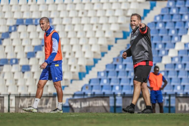 Javi Motos dirigiendo un entrenamiento de la U.D. Melilla en el campo.