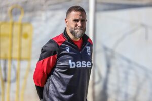 Javi Motos, entrenador de la U.D. Melilla, en una conferencia de prensa.
