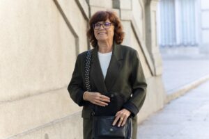 Mar Hedo, directora de comunicación de la Fiscalía, caminando con una bolsa