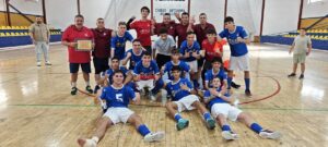 Jugadores de fútbol sala celebrando en un evento deportivo en Melilla