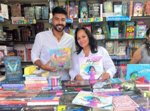Juan Heredia Urbano y su madre en la Feria del Libro de Sevilla 2025