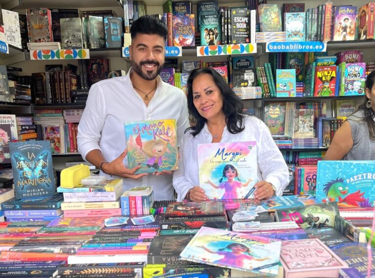 Juan Heredia Urbano y su madre en la Feria del Libro de Sevilla 2025
