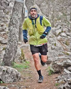 Corredor de montaña en un sendero rodeado de árboles y rocas