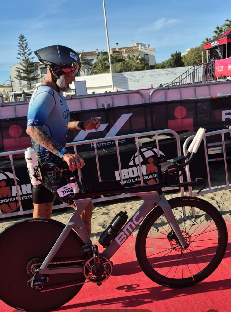 Julio Gutiérrez en el Mundial IRONMAN 70.3 de Marbella con su bicicleta.