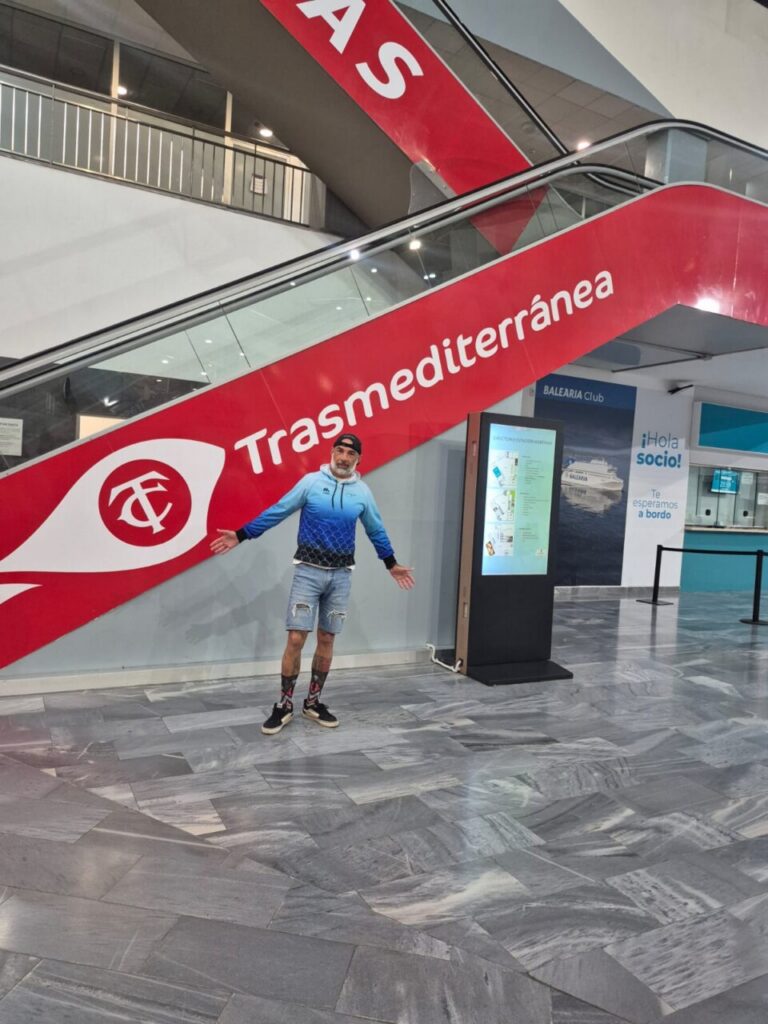 Julio Gutiérrez en el puerto de Trasmediterránea con una actitud positiva.