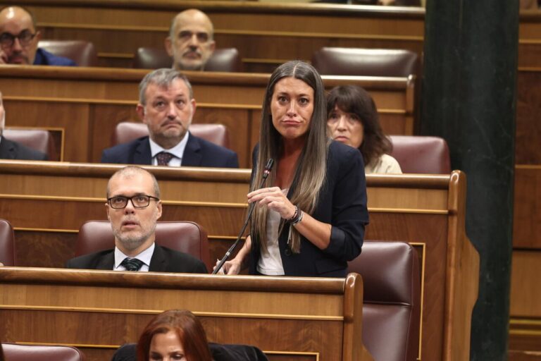 Míriam Nogueras durante su discurso en el Congreso sobre la ruptura con el Gobierno.