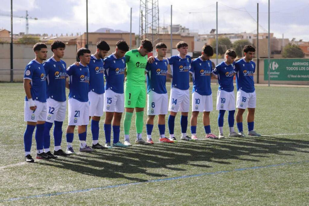 Jugadores de la U.D. Melilla en el campo de fútbol