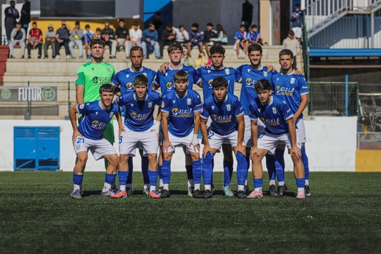 Equipo juvenil de la Unión Deportiva Melilla posando en el campo