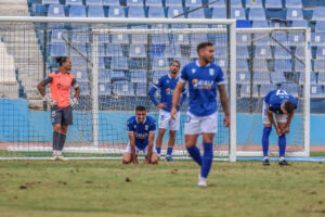 Jugadores de la U.D. Melilla mostrando frustración tras un empate contra el Xerez DFC.