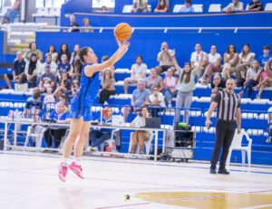 Jugadora del MCD La Salle Nacional lanzando a canasta en un partido de baloncesto.