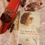 Portada del libro La dama de la niebla junto a un coche de juguete