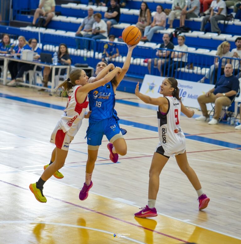Jugadoras de baloncesto compitiendo en un partido emocionante.
