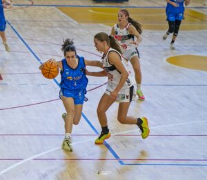 Jugadoras de baloncesto compitiendo en un partido en el pabellón Carlos Martínez Esteban.