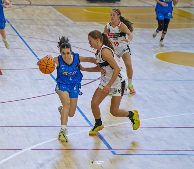 Jugadoras de baloncesto compitiendo en un partido en el pabellón Carlos Martínez Esteban.