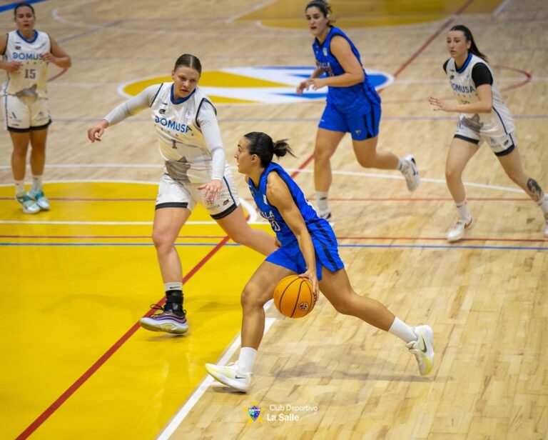 Jugadora del MCD La Salle driblando con el balón en un partido de baloncesto