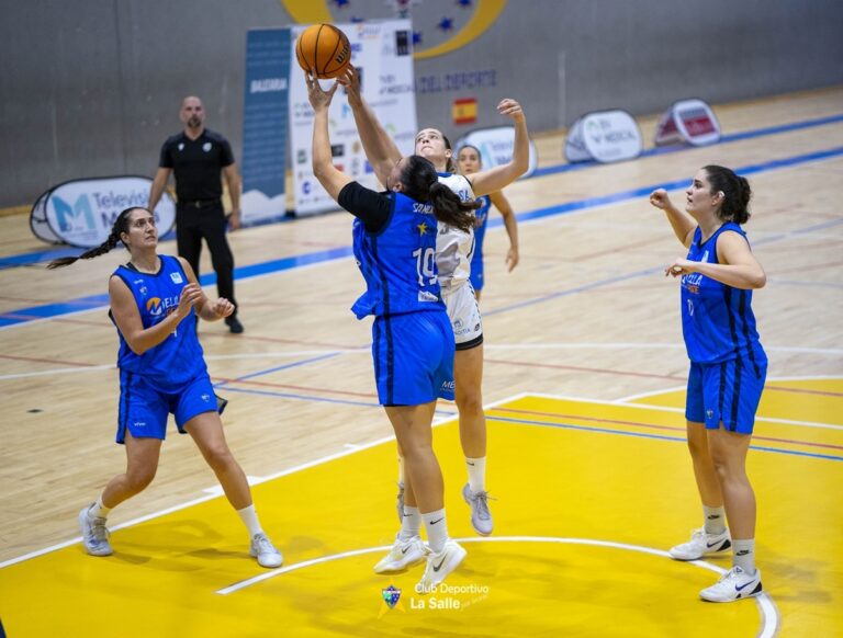 Jugadoras del equipo La Salle compiten en un partido de baloncesto.