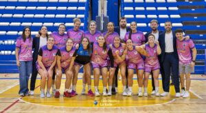 Equipo femenino de baloncesto del Club Deportivo La Salle posando en la cancha