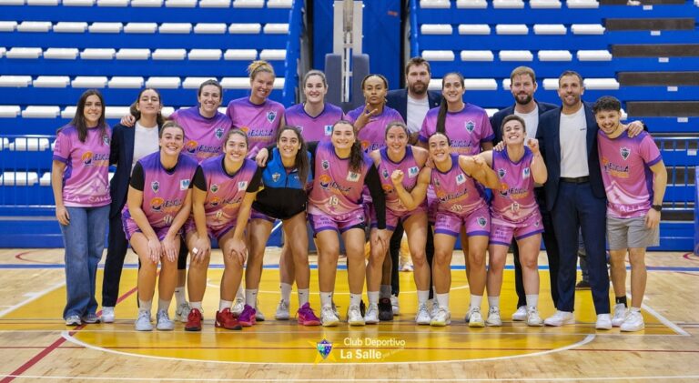 Equipo femenino de baloncesto del Club Deportivo La Salle posando en la cancha