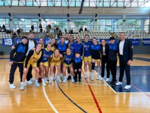 Equipo de baloncesto femenino celebrando victoria en Barcelona