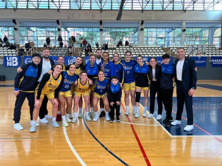 Equipo de baloncesto femenino celebrando victoria en Barcelona